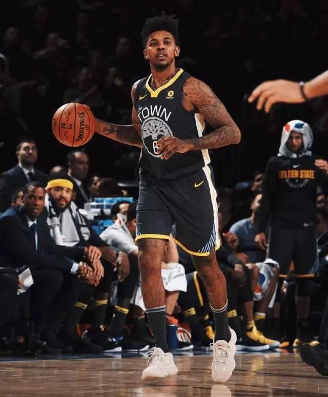 亚军+四强被B组战队无情零封？JDG无畏引热议：一万观众怒评2.3分