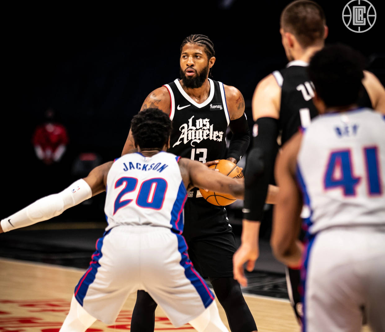 创NBA生涯纪录！杨瀚森连7战登场入轮转 被抓出两道血痕引争议