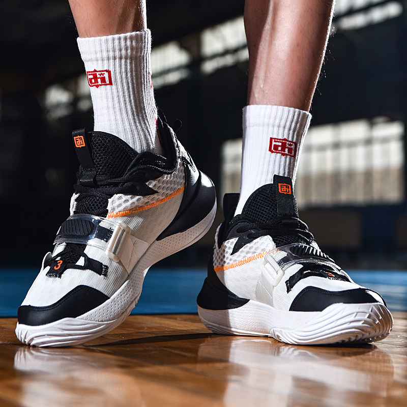 记者：海港抵达武里南，莱昂纳多、加布、李帅、刘若钒伤缺