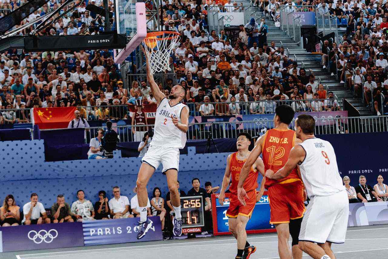 记者：布伦特福德无意出售阿耶，沃尔夫斯堡初步