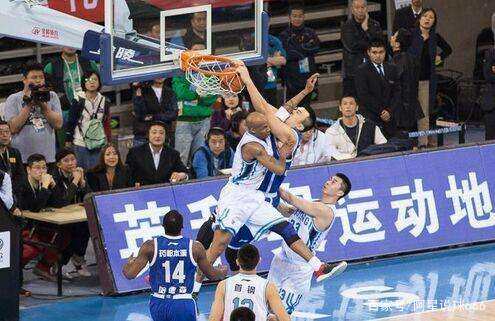 致敬李惠堂，赞助商犀旺送给魏祥鑫一颗柚子足球